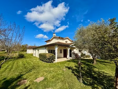 maison de 142m2 construite en 1998  située à proximité immédiate du centre-ville de la...