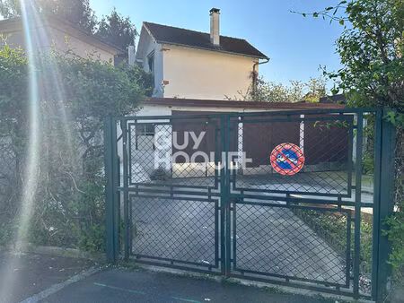 box fermé avec stationnement devant