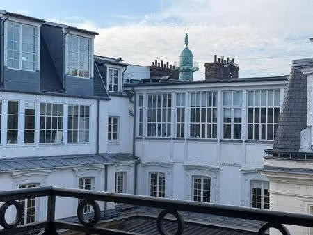 appartement rénové avec balcon place vendôme