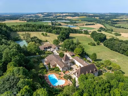 superbe domaine avec 2 piscines niché dans la campagne lot et garonnaise