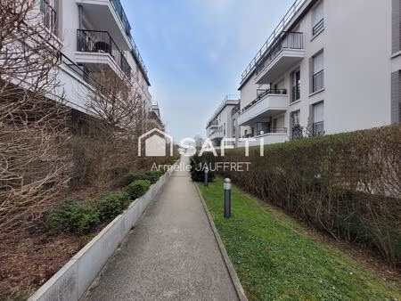 superbe résidence récente au centre du village