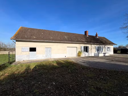 dornes. fermette à rénover avec dépendances et terrains constructible.