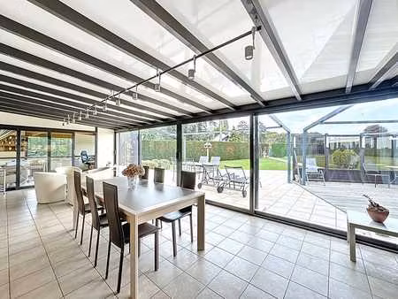 villa unique en son genre avec piscine intérieure !