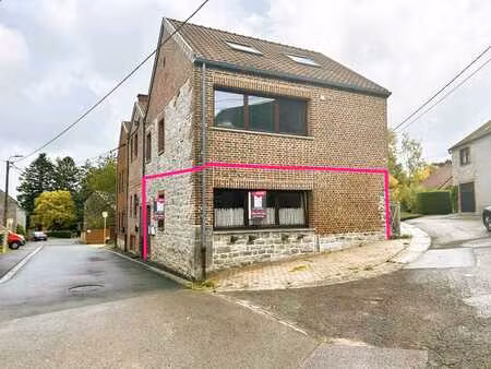 rez-de-chaussée à louer dans le joli village de rosée.