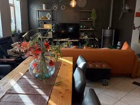 grande maison avec terrasse