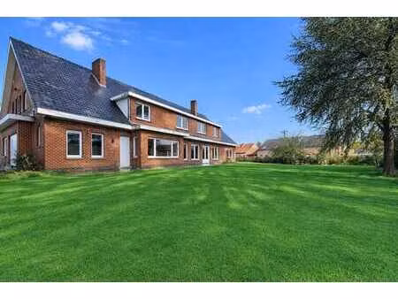 villa 4 façades  jardin et garage - volumes exceptionnels