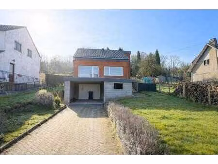 maison 2 chambres à rénover avec garage  bureau et jardin.