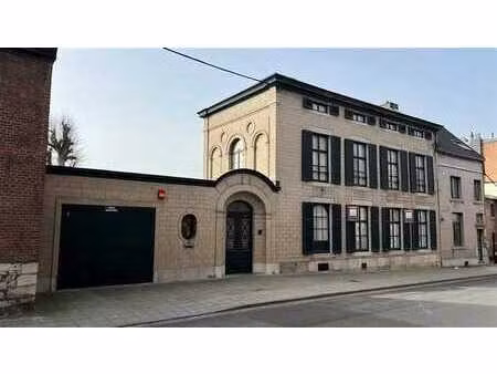 maison de maître avec jardin  garage et superbe vue.