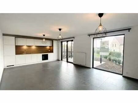 ??????????? ???? ? ??????? – parking et terrasse