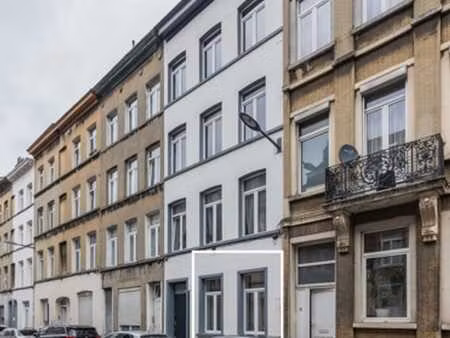 proche eu  appart. rez rénové 2-3 ch. + sous-sol aménagé