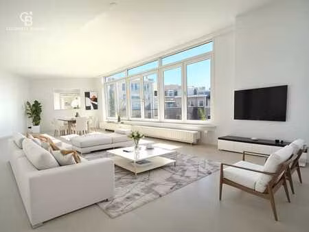 lumineux appartement d'angle (2ch) / quartier coghen - altit