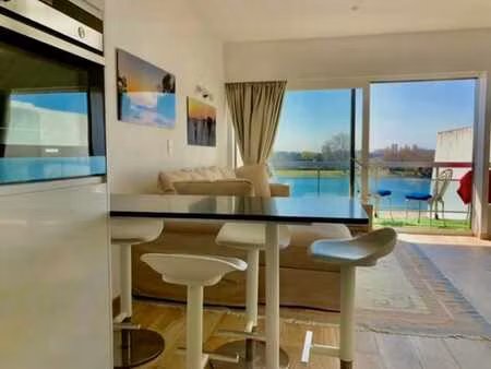 a vendre studio vue lac entièrement rénové meublé .