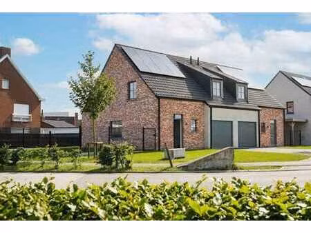 maison neuve moderne et économe en énergie avec grand jardin