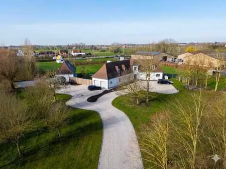 superbe villa de campagne avec étang de baignade et install