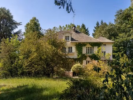 villa remarquable dans un parc forestier