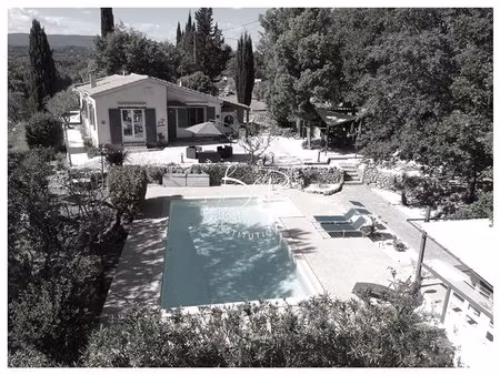 villa de charme avec piscine et oliviers -sur terrain dominant.