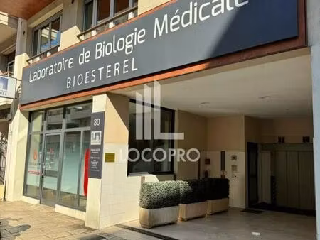location commerce 156 m²