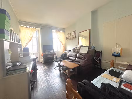 immeuble de 350m2 avec garage  terrasse et cave.