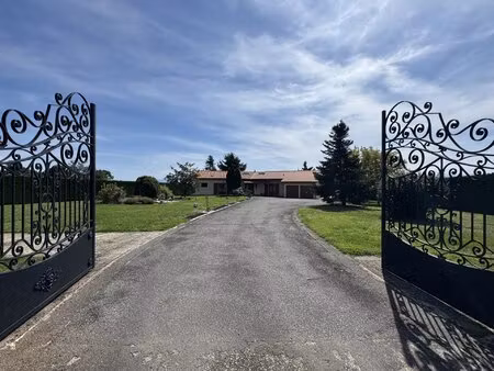 magnifique villa avec piscine et une vue imprenable sur les pyrénées