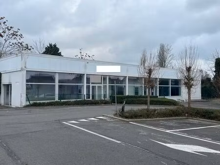 rez commercial à louer.