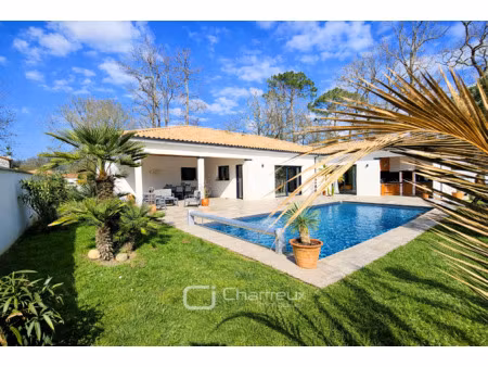 villa récente avec piscine