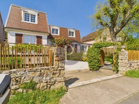 propriété familiale au calme d’une impasse  à deux pas du centre ville