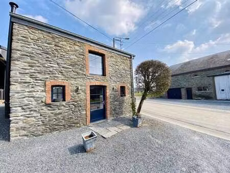 petite maisonnette avec une chambre