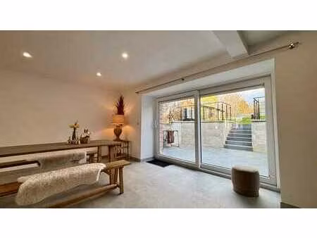 maison rénovée basse énergie avec panneaux à resteigne