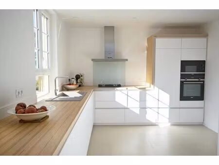 t4 est ouest en etage avec terrasse et parking