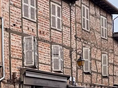 immeuble avec 2 locaux commerciaux  1 appartement a rafraichir et combles amenageables