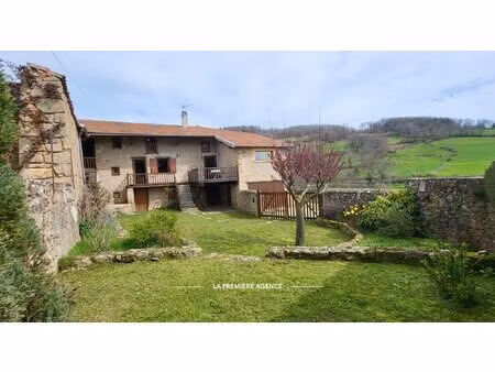 maison en pierres avec jardin