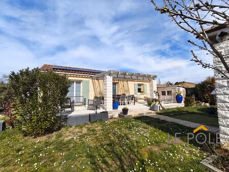 maison de plain-pied au calme avec garage / cusine d'ete / piscine hors-sol