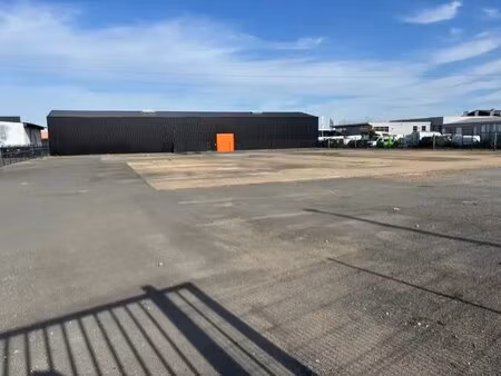 location terrain 2 400 m²