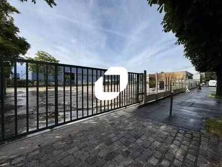 location terrain 1 584 m²