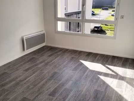 f2 lumineux avec parking – résidence récente avec parc privé