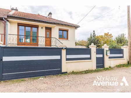 maison 4 pièces édifiée sur un sous-sol total.