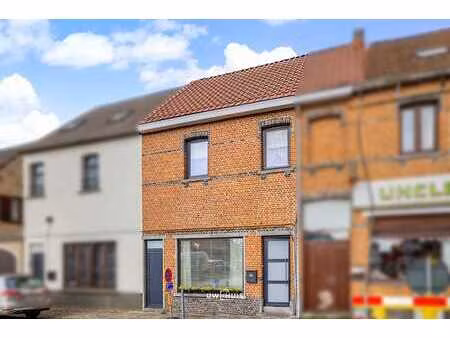 maison mitoyenne bien entretenue avec terrasse en plein cent