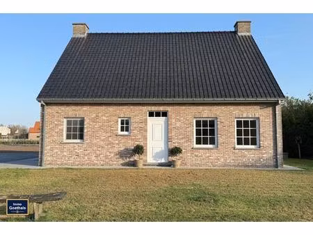 goed onderhouden woning met tuin  terras en garage.