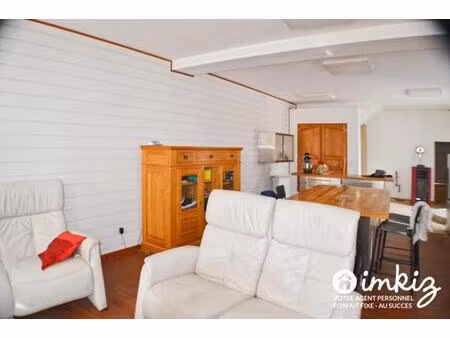 maison 5 pièces de 140 m² avec cour et préau