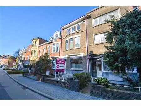 spacieuse maison de ville de caractère avec deux box de gara