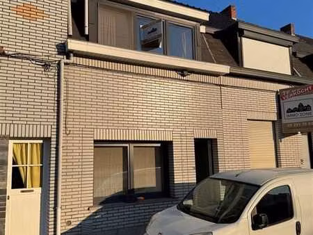 vernieuwde woning met privé parking voor de wagen achteraan.