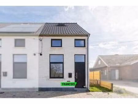 maison semi-mitoyenne prête à emménager dans une rue sans i…