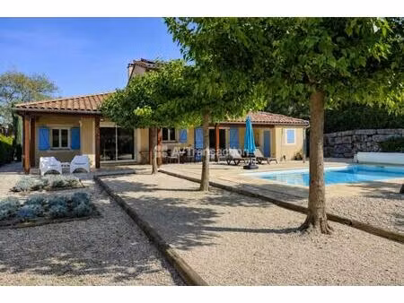 villa avec piscine  5 chambres  panneaux photovoltaiques
