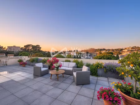 appartement en dernier étage avec trés grande terrasse