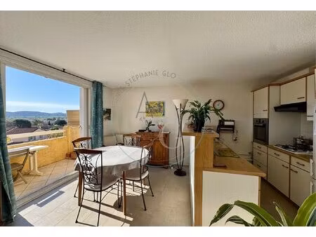 cogolin - appartement 3 pièces avec parking et terrasse