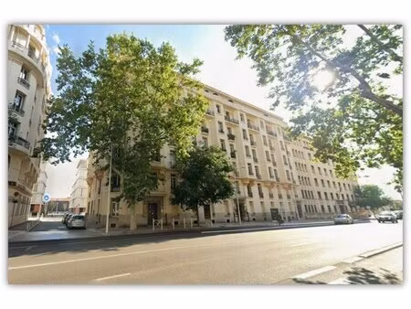 location local professionnel 60m²