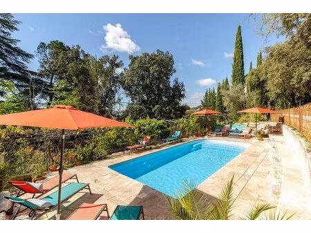 manoir / château avec un si grand terrain et de beaux arbres bicentenaires  est situé au..