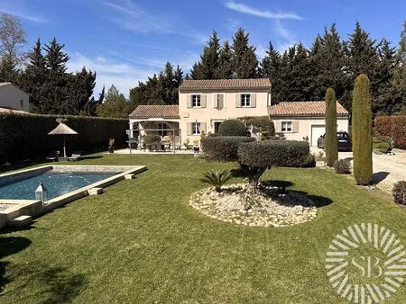 bastide familiale avec piscine et jacuzzi jardin paysagé à pied du centre à noves
