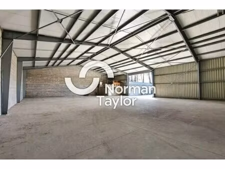 location local d'activités 596 m²