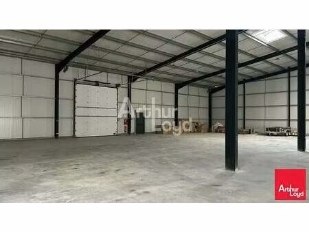 location local d'activités 700 m² à 1 500 m²